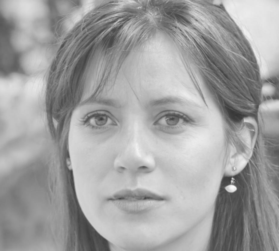 Retrato profesional de experta en finanzas personales